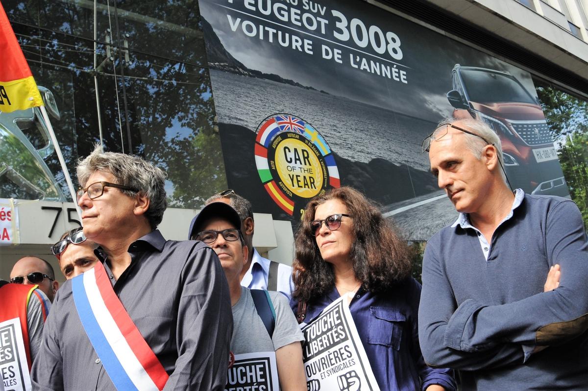 Philippe Poutou devant le siège de PSA avec le Comité de défense des libertés ouvrières et syndicales