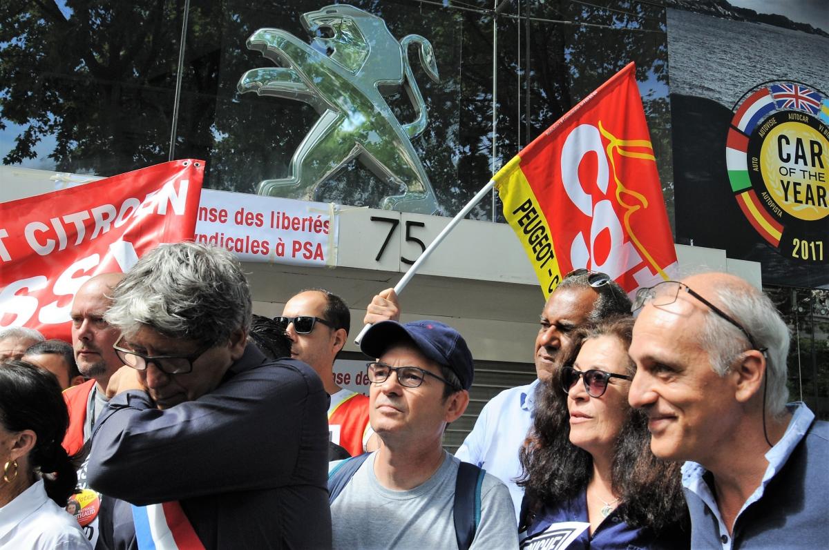 Philippe Poutou devant le siège de PSA avec le Comité de défense des libertés ouvrières et syndicales