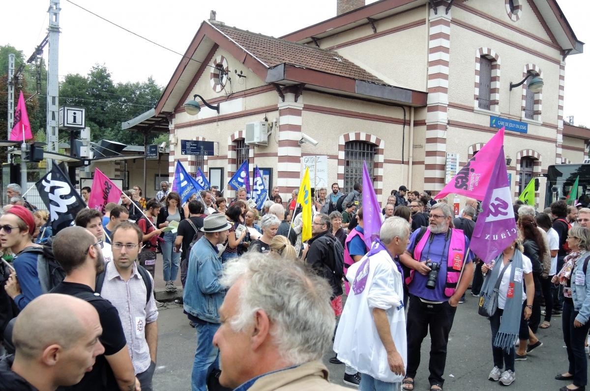 Contre la guerre sociale de Macron départ manifestation gare de Jouy en Josas