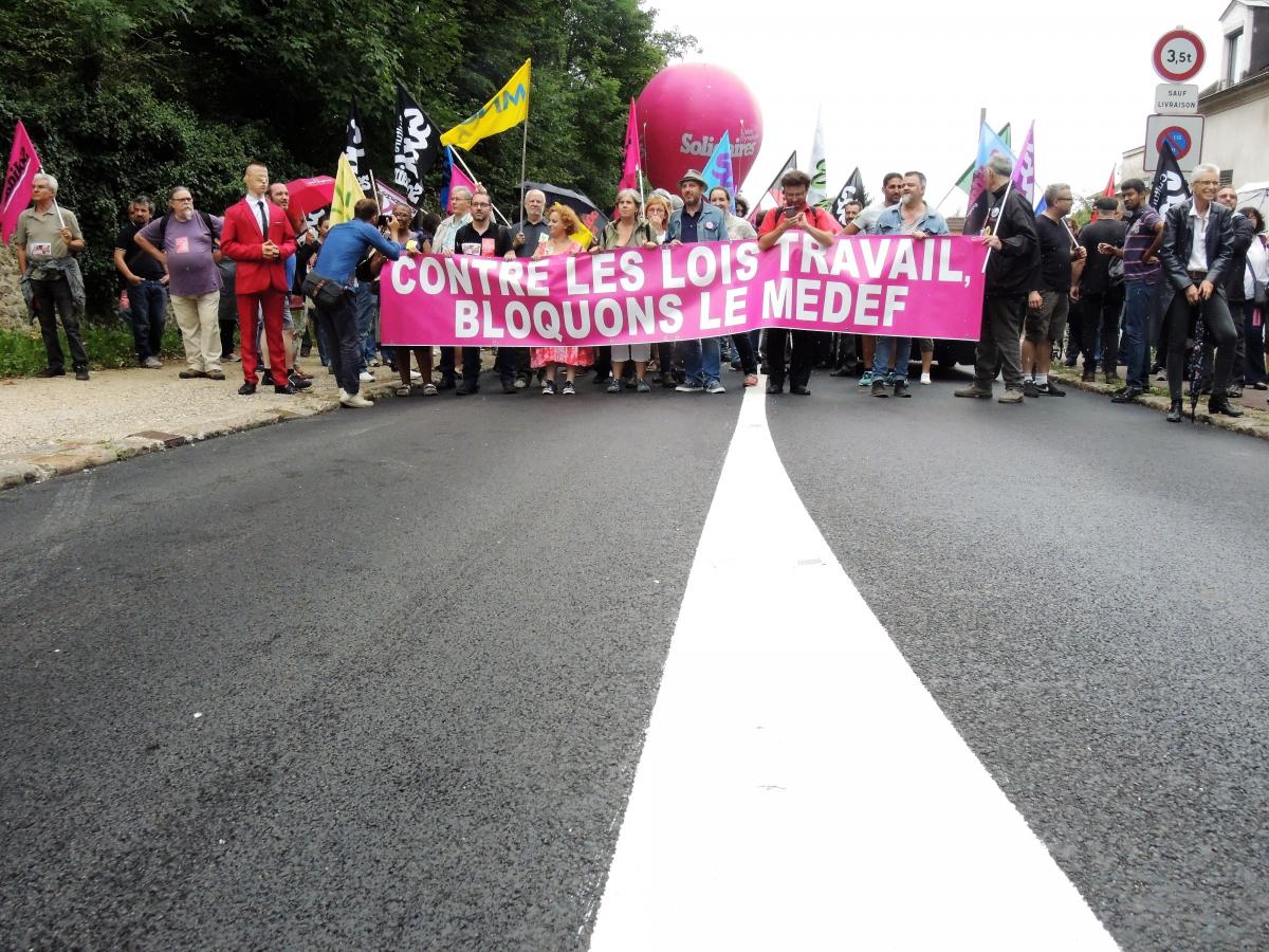 Banderole Contre les lois travail bloquons le Medef