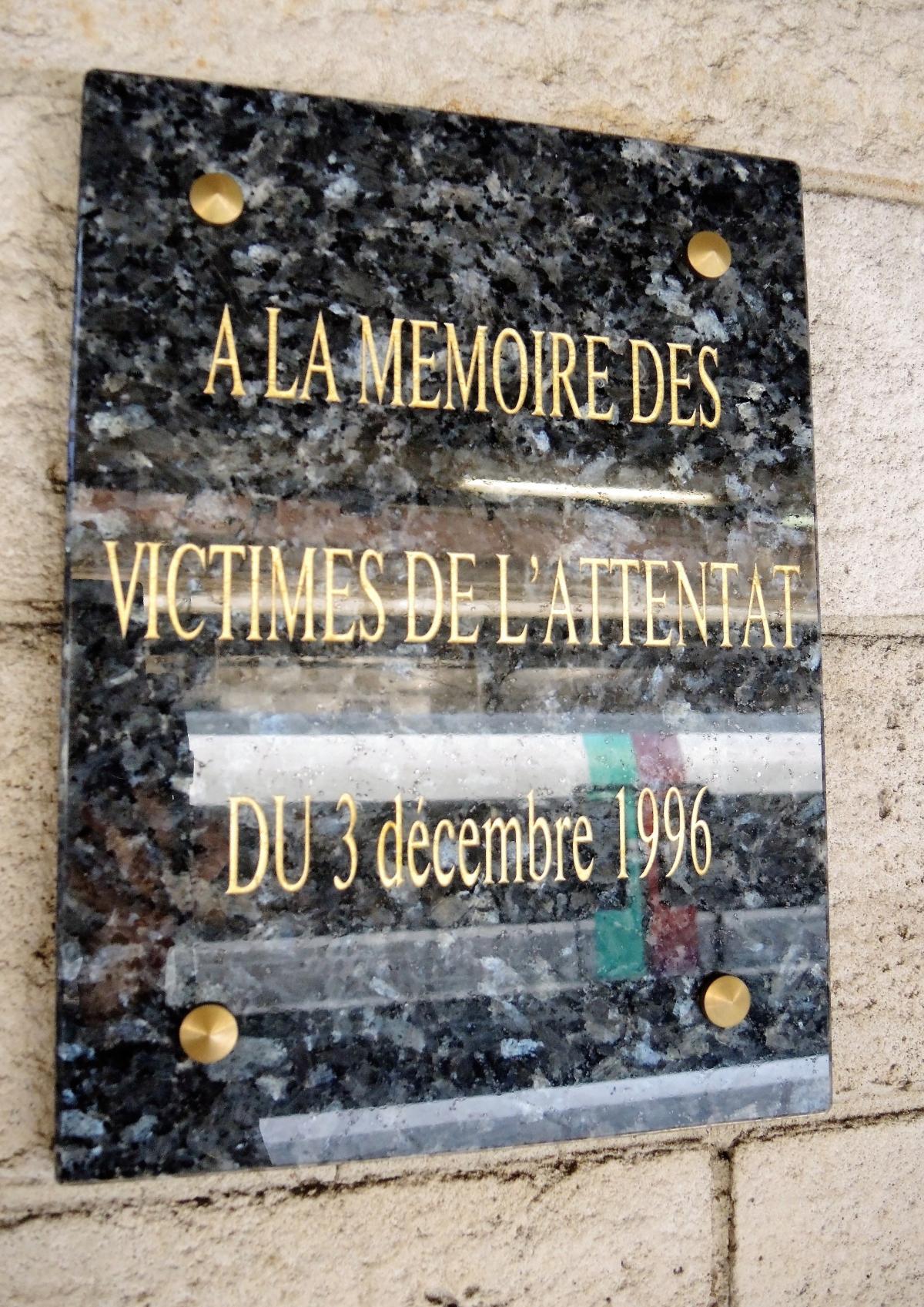 Plaque Port Royal à la mémoire des victimes de l'attentat au Rer B tunnel St Michel Port Royal 3décembre 1996