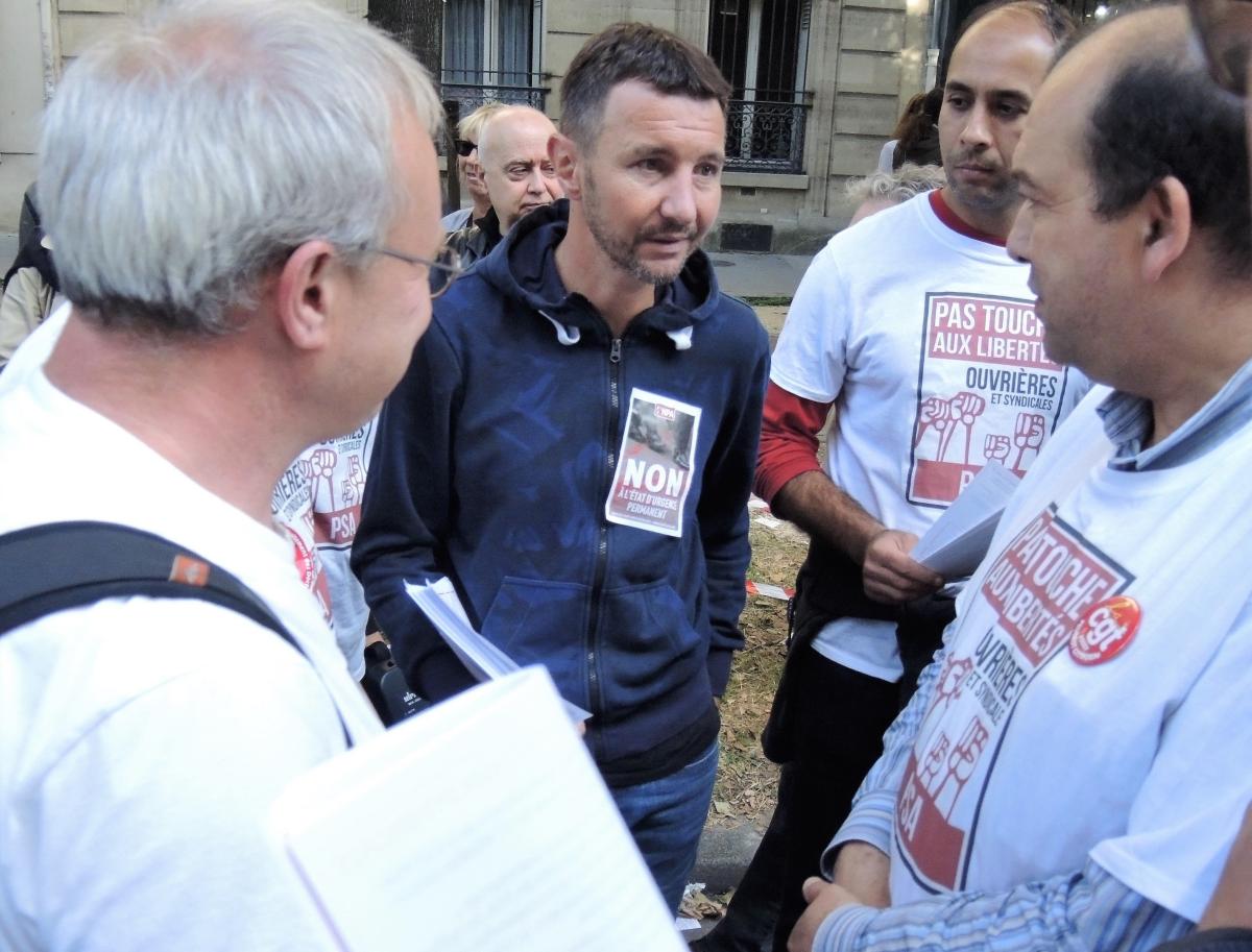 Olivier Besancenot Jean-Pierre Mercier syndicaliste Cgt à PSA et Farid Borsali secrétaire du syndicat CGT sur le site Peugeot Citroën Automobile de Poissy