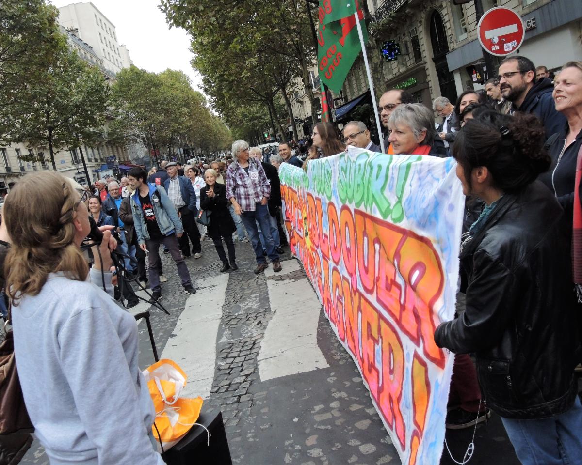 Banderole Tout bloquer pour gagner Front Social à la manifestation des retraités et retraitées Paris
