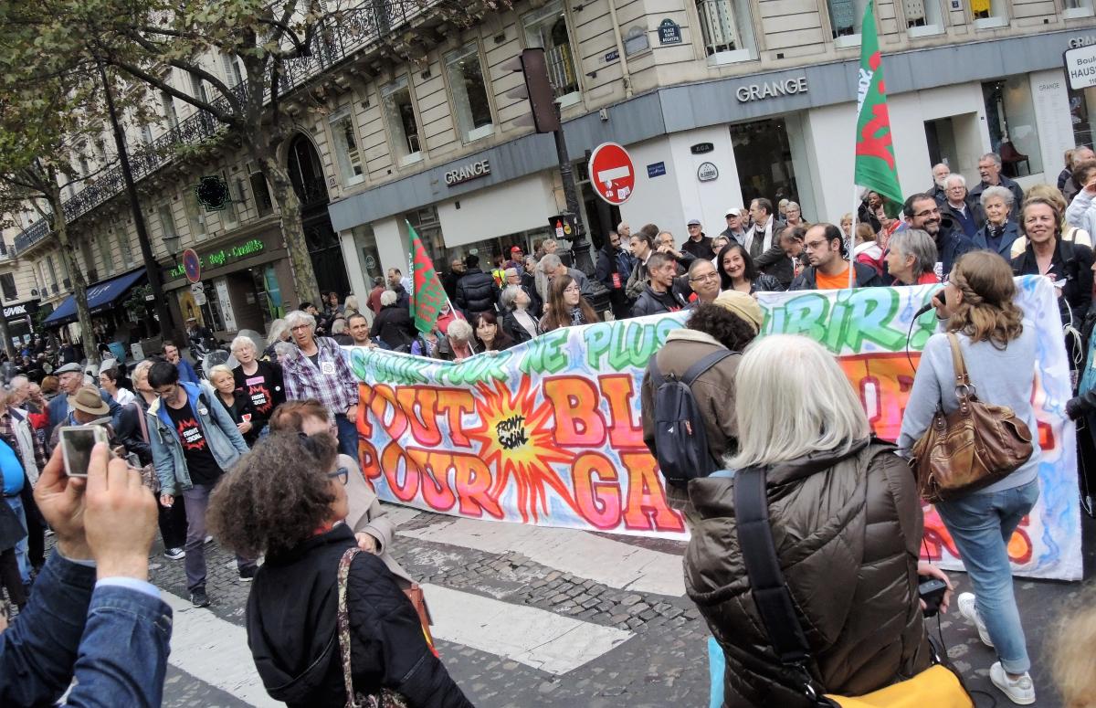 Banderole Tout bloquer pour gagner Front Social à la manifestation des retraités et retraitées Paris
