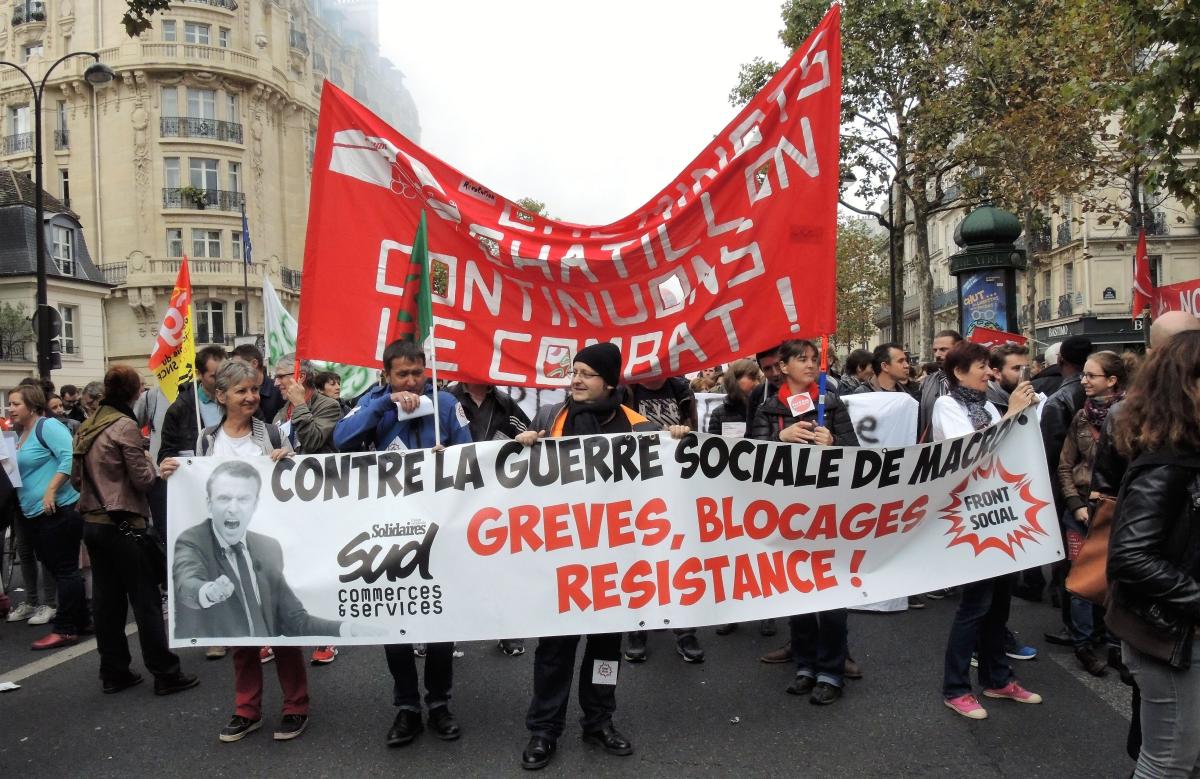 Banderole du Front Social Grèves blocages Résistance