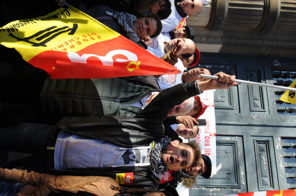 Cheminots de Versailles en soutien aux 9 militants Cgt de PSA devant le tribunal correctionnel de Versailles