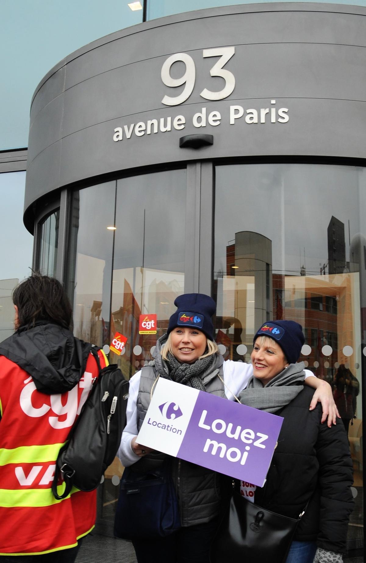 Salariées en grève au siège Carrefour Massy