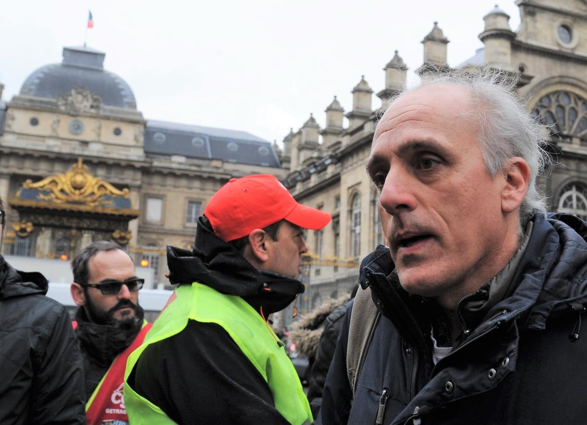 Gilles Lambersend et Thierry Captif, militants CGT de l'usine Ford de Blanquefort, devant le Palais de justice