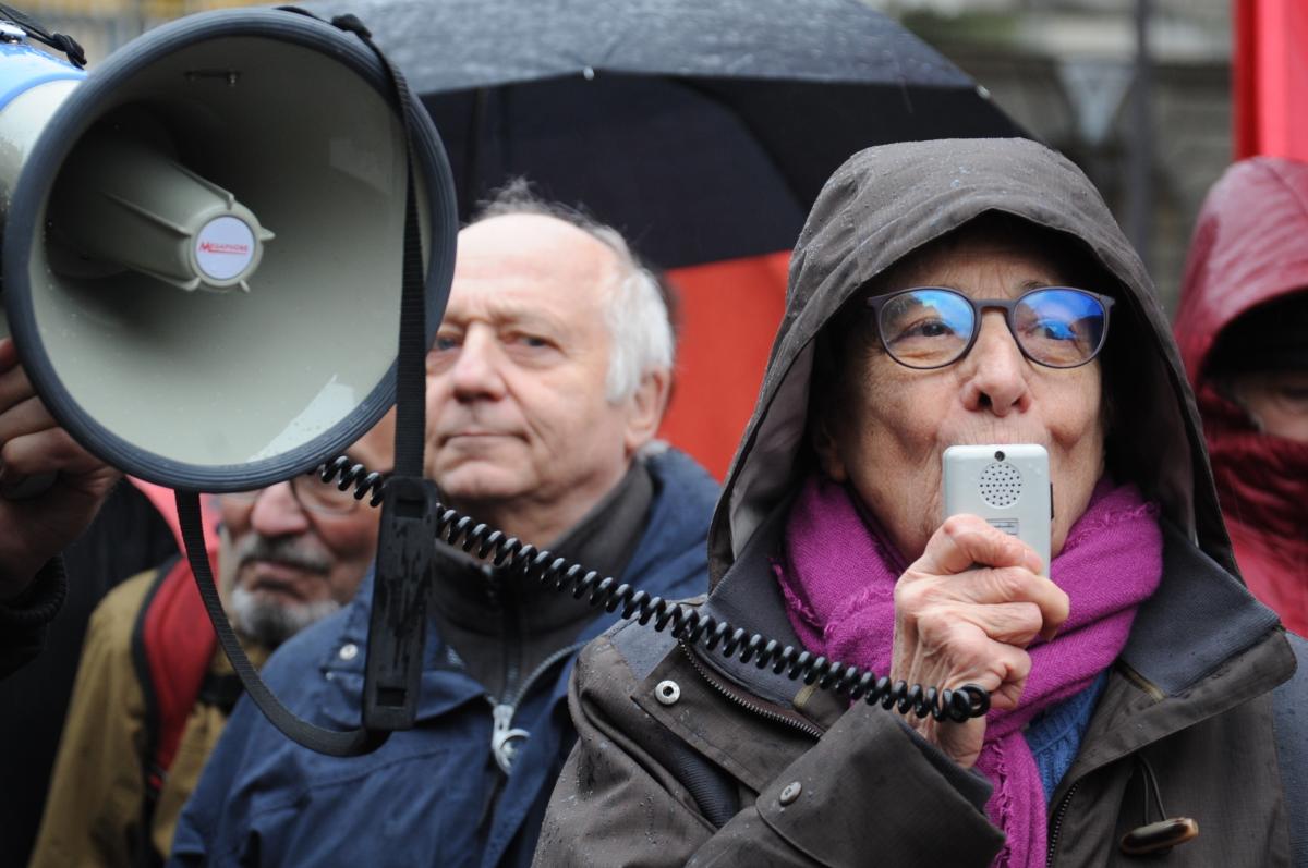 Arlette Laguiller annonce la relaxe de Loïc Canitrot devant le palais de justice Paris