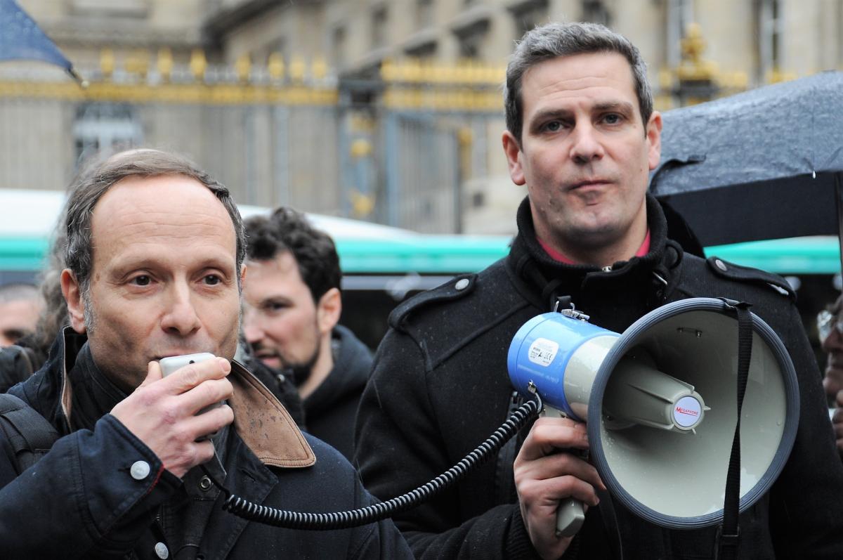 Frédéric Lordon économiste et directeur de recherche au CNRS annonce la relaxe de Loïc Canitrot devant le palais de justice Paris
