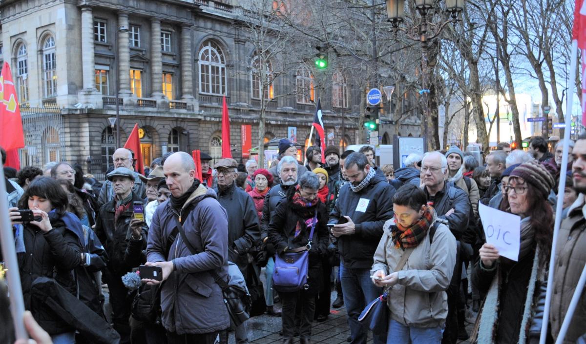 Soutiens du matin pendant le procès de Loïc Canitrot, militant de la Coordination des Intermittents et Précaires dIle de France et de la CGT spectacle
