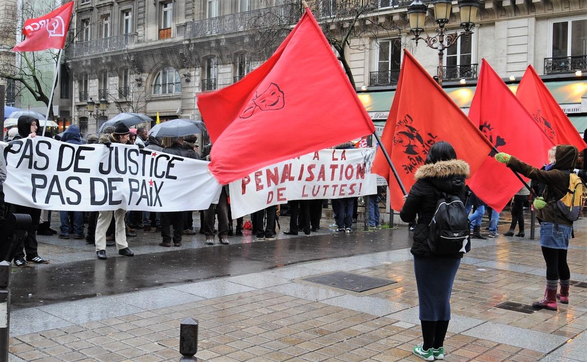 Drapeaux de la Compagnie Jolie Môme au Procès de Loïc Canitrot