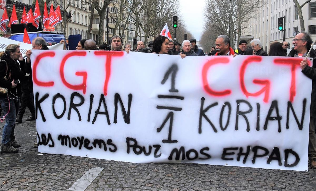 Banderole Cgt Korian entreprise de gestion de maisons de retraite médicalisées (EHPAD) et cliniques spécialisées (SSR)
