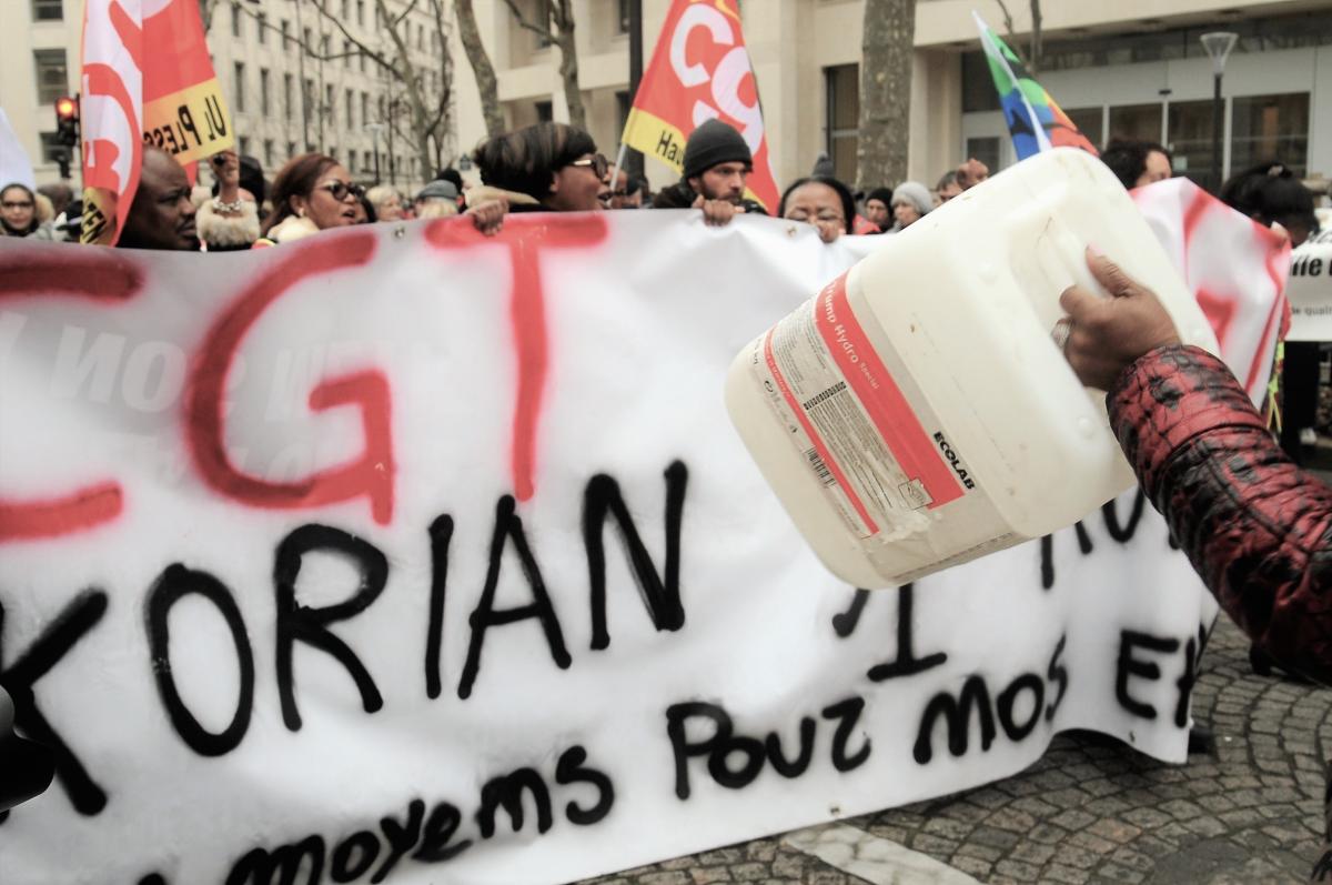 Banderole Cgt Korian entreprise de gestion de maisons de retraite médicalisées (EHPAD) et cliniques spécialisées (SSR)