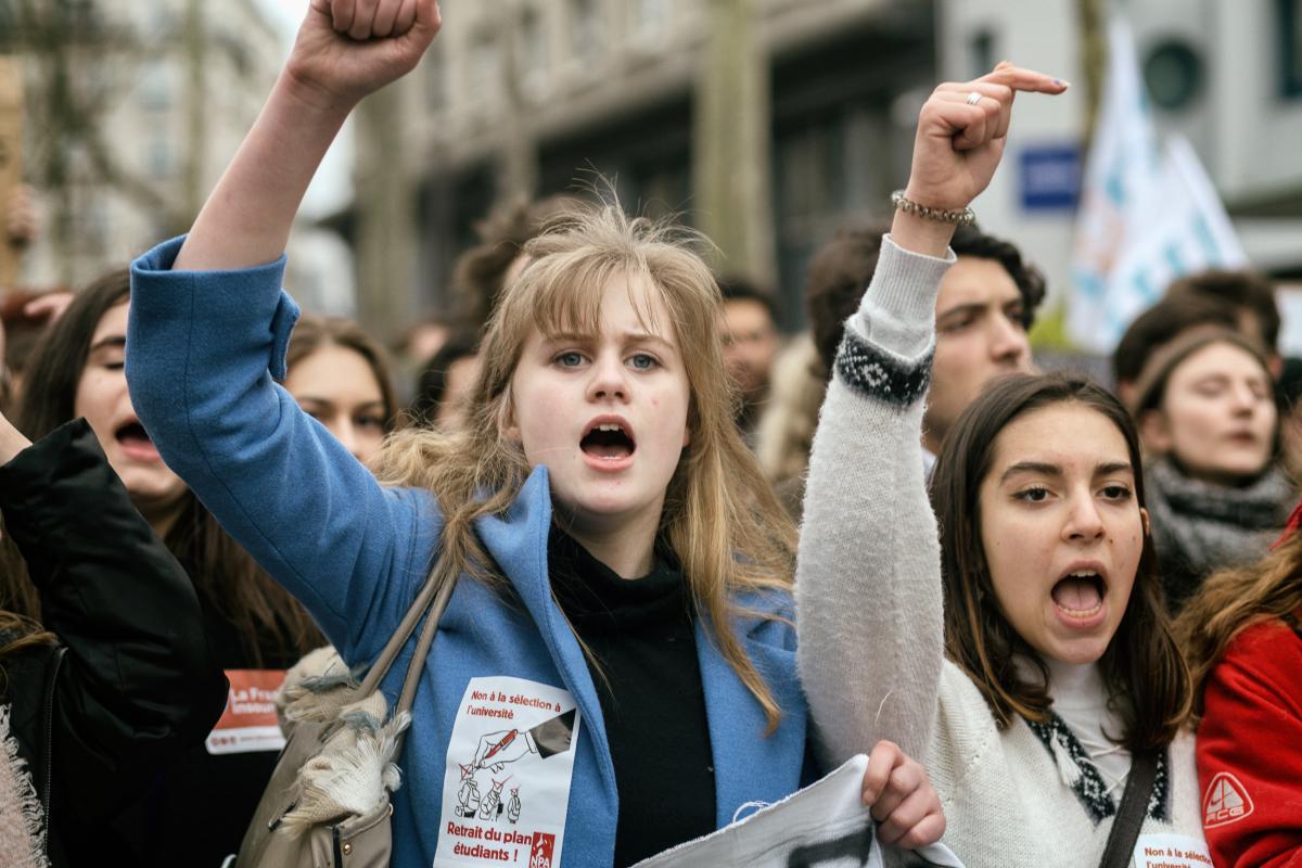 Deux manifestantes chantent des slogans avec leur poing levé