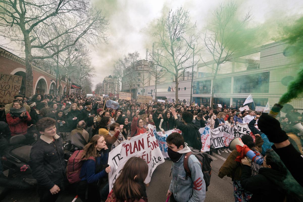 Cortège étudiant - fumigène