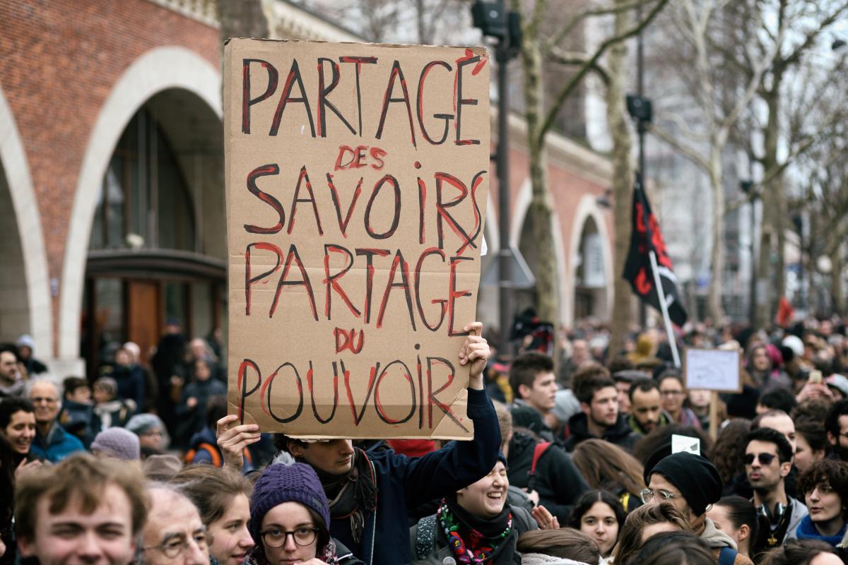 Pancarte Partage des savoirs, partage du pouvoir dans le cortège étudiant