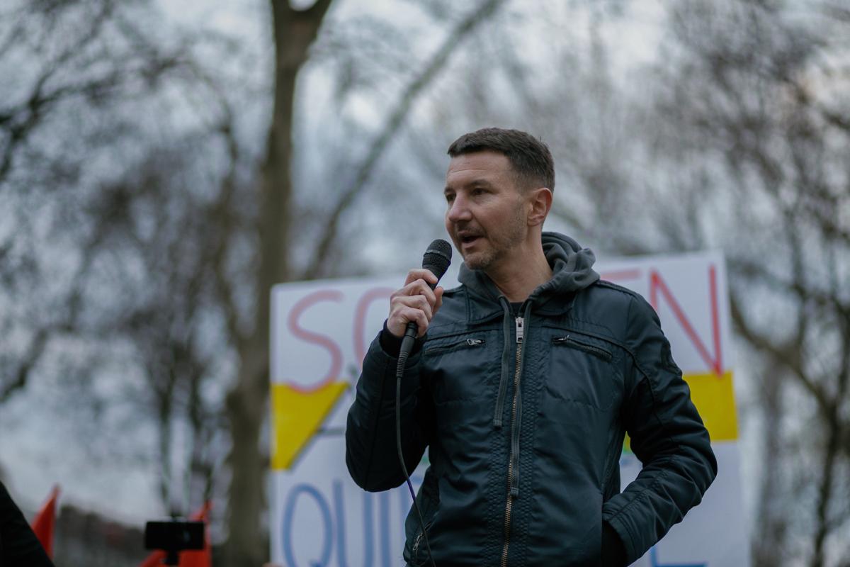 Olivier Besancenot prend la parole lors du rassemblement contre le licenciement de Gaël Quirantre