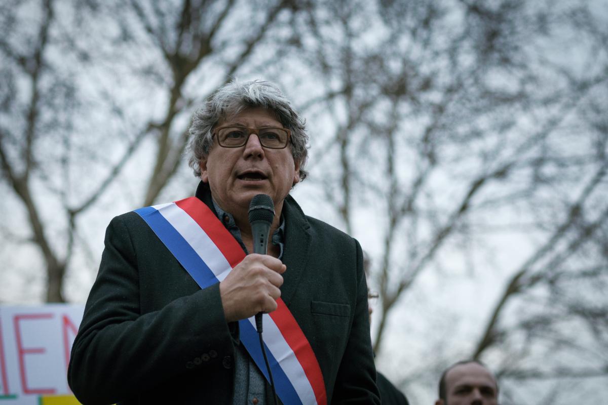 Eric Coquerel prend la parole lors du rassemblement contre le licenciement de Gaël Quirantre