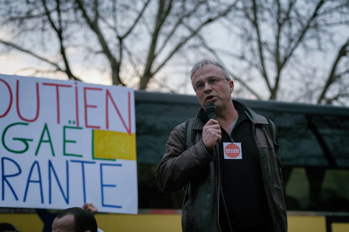 Jean-Pierre Mercier prend la parole lors du rassemblement contre le licenciement de Gaël Quirantre