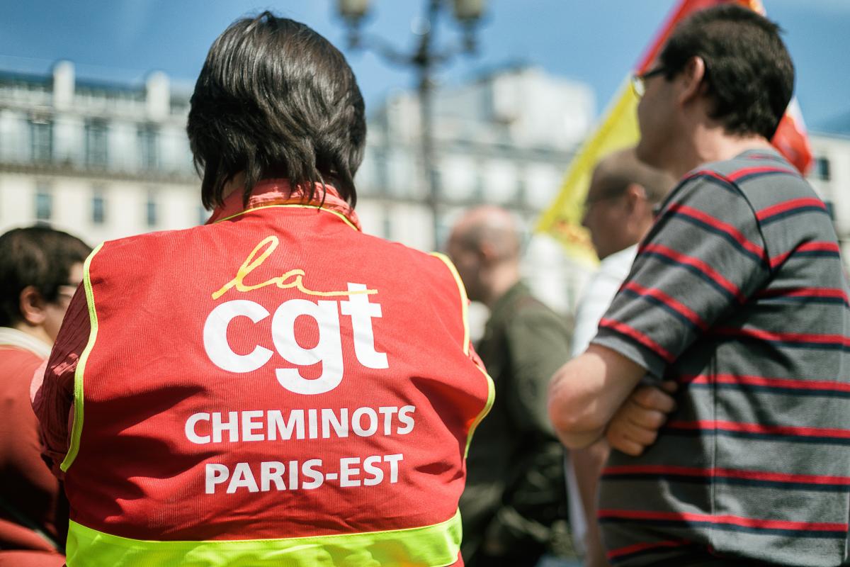 Une cheminote en grève écoute l'intervention lors du rassemblement devant la Bourse