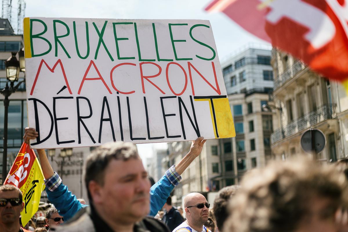 Pancarte Bruxelles Macron déraillent