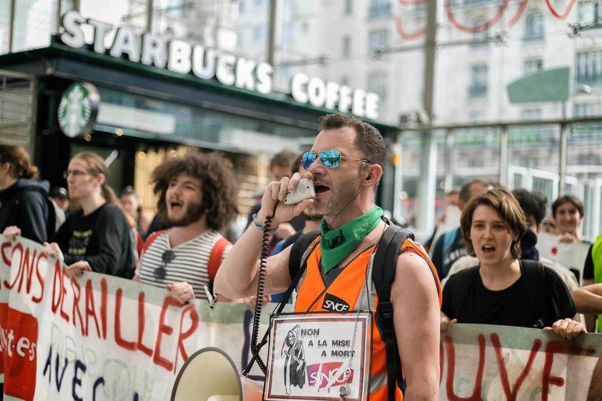 Des Cheminot.e.s et des étudiant.e.s manifestent à la Gare du Nord