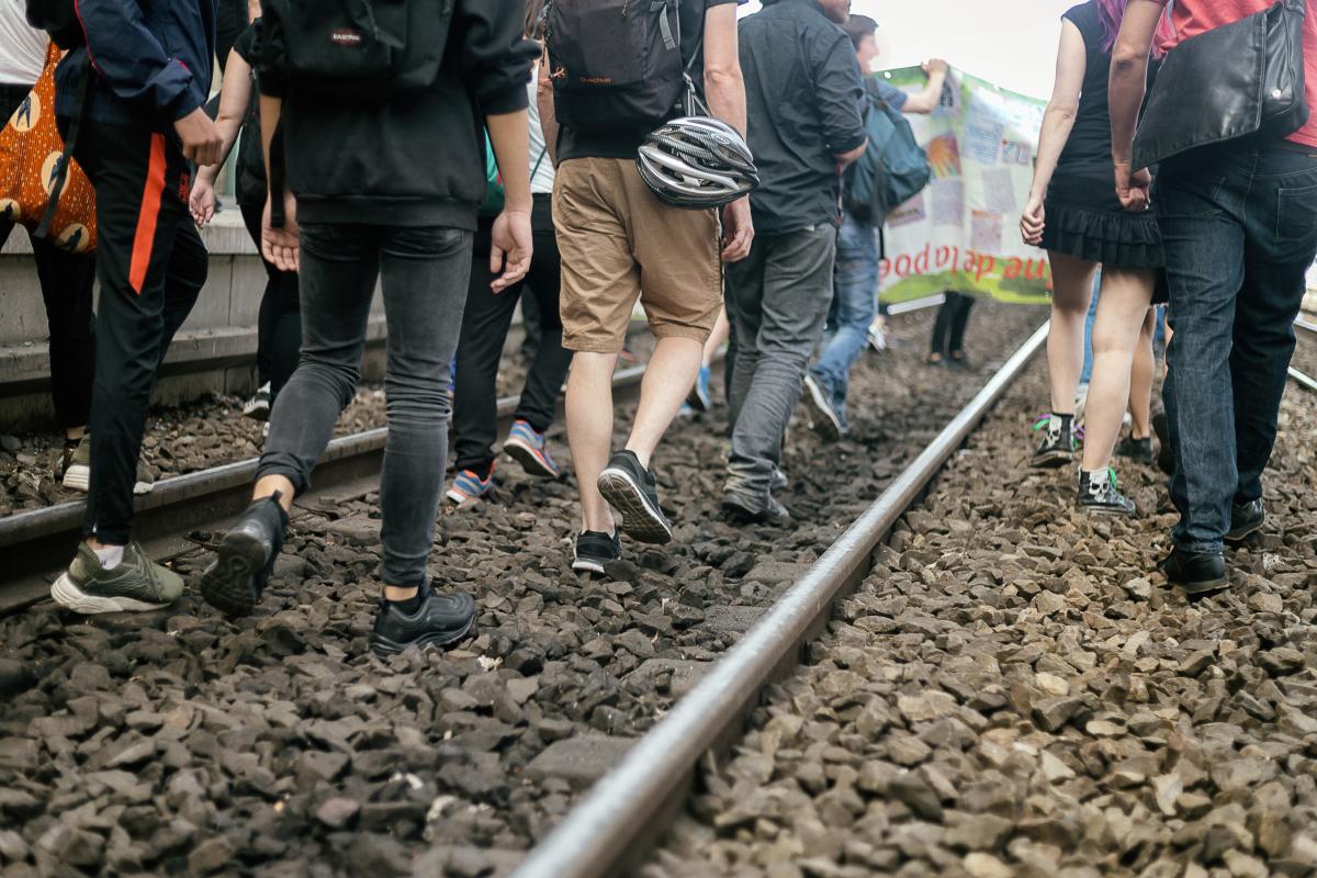 Des jeunes descendent sur les voies