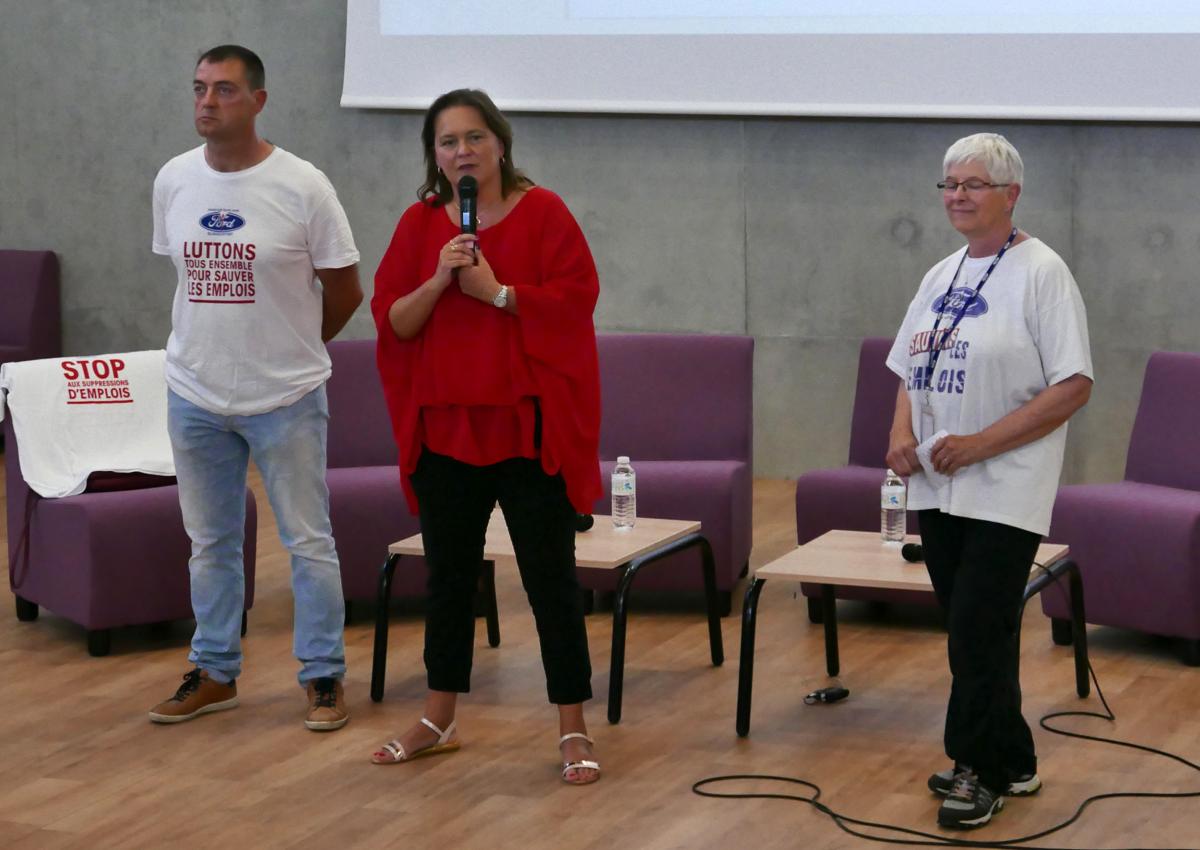 En rouge, Véronique Ferreira, maire socialiste de Blanquefort