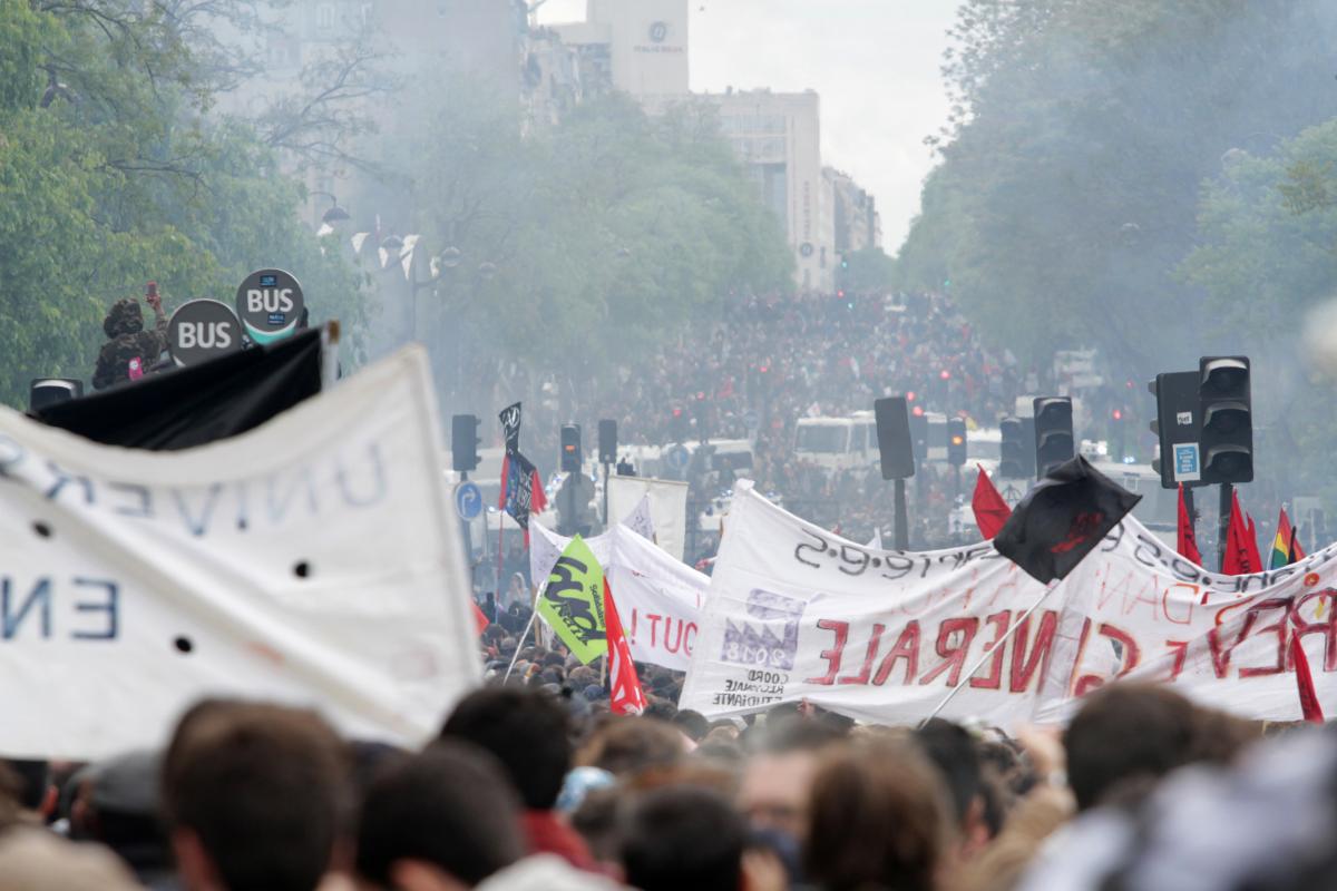 La manifestation est bloquée. Grenadage intense.