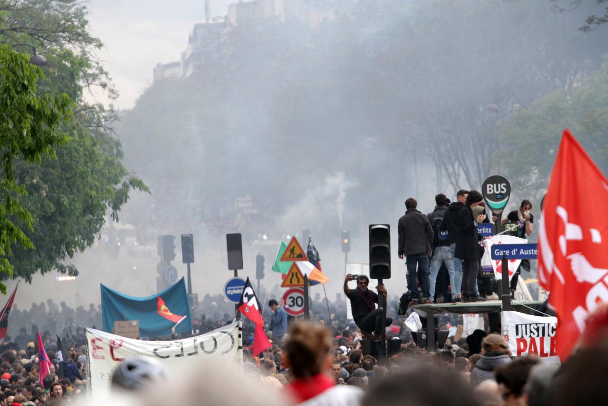 La manifestation est bloquée. Grenadage intense.
