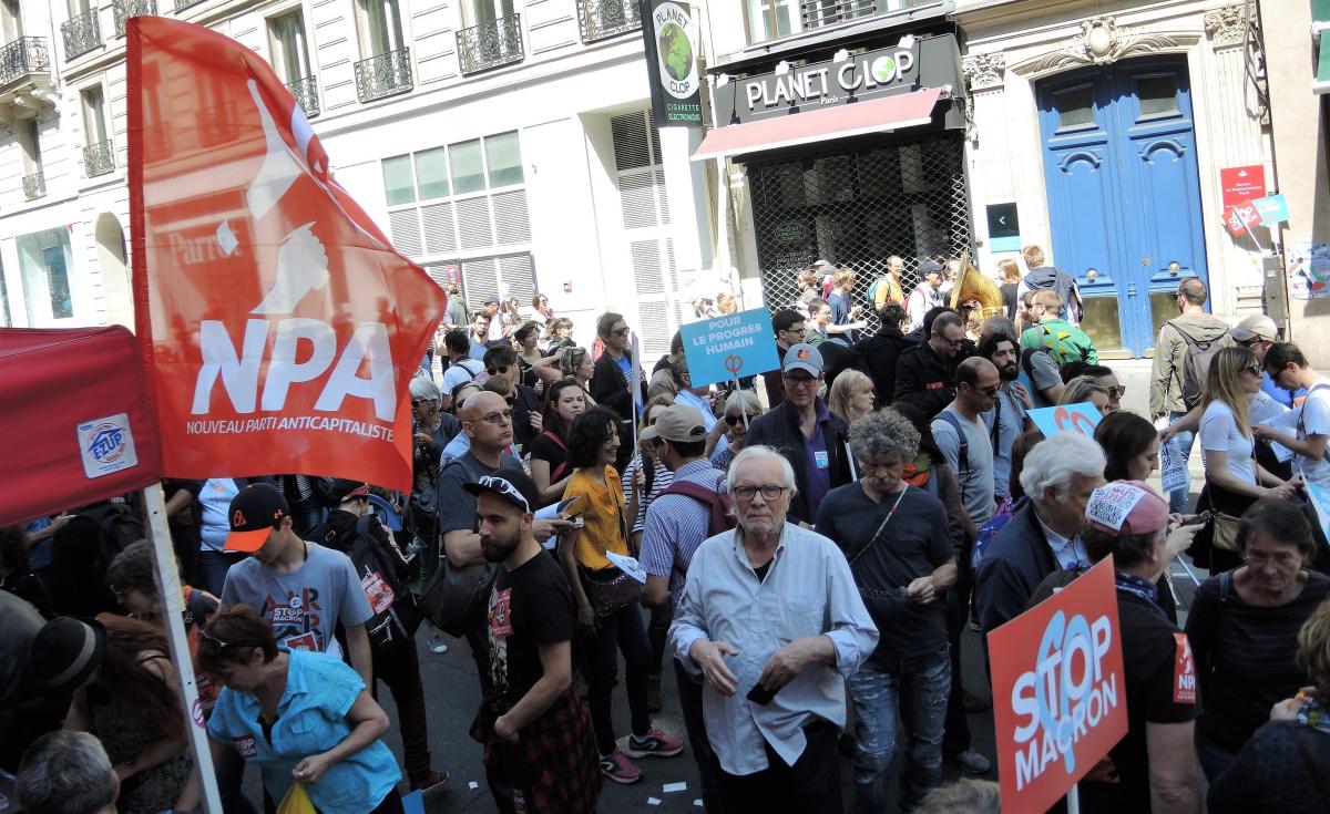 Point fixe du Npa faisons dérailler le gouvernement manifestation Fête à Macron