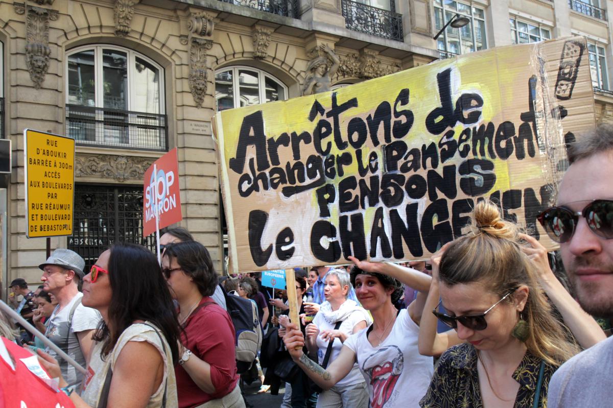 Pancarte Arrêtons de changer le pansement, Pensons le changement