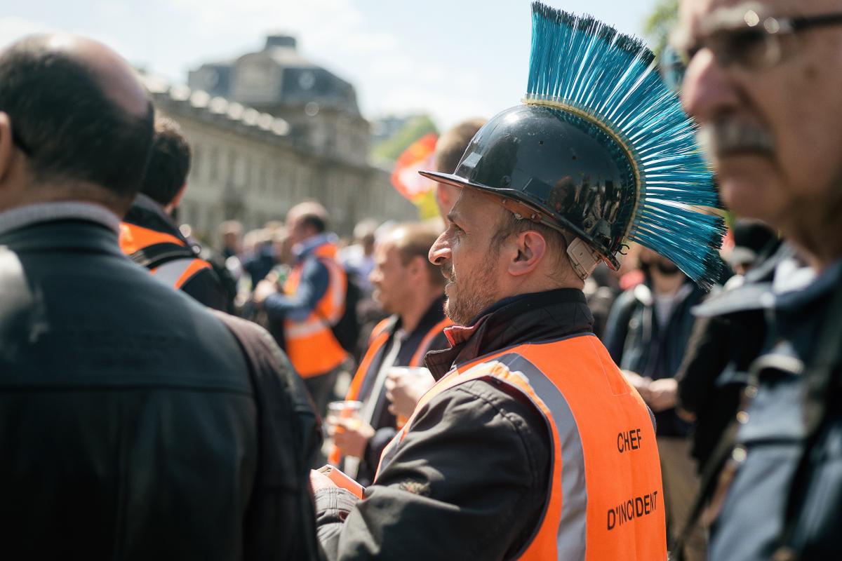 Cheminot avec casque mohican lors du rassemblement cheminot à Ecole Militaire