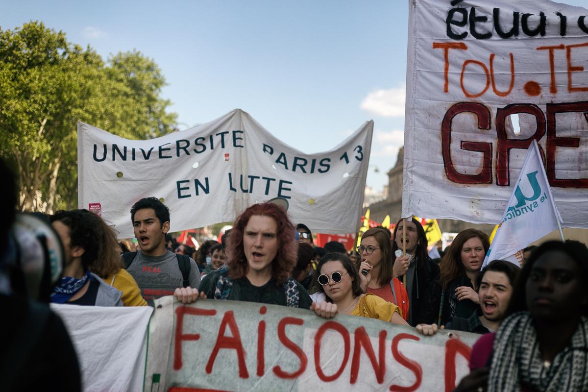 Des étudiants arrivent au rassemblement cheminot à Ecole Militaire