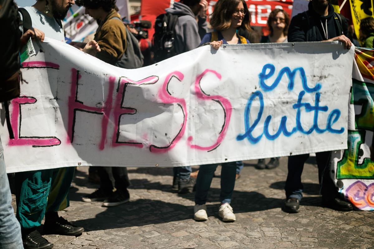 EHESS en lutte au au rassemblement cheminot à Ecole Militaire