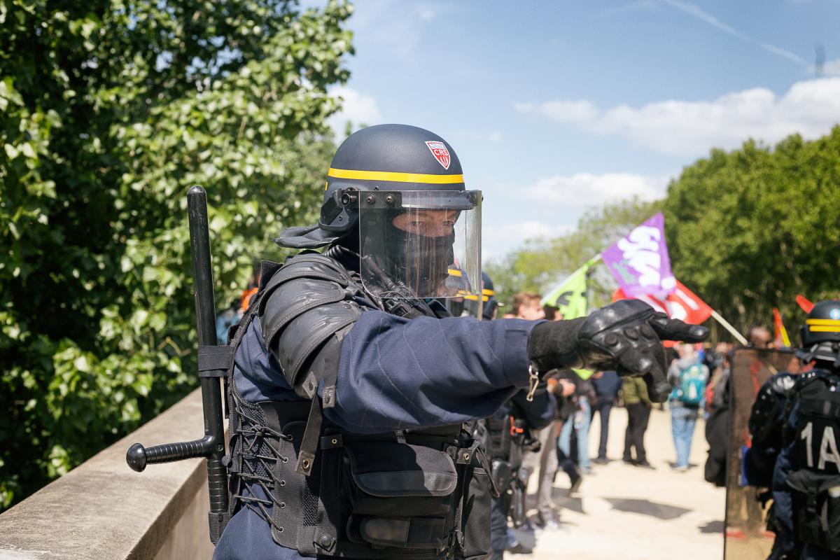 Un CRS pointe du doit un cheminot parce qu'il avait un fumigène