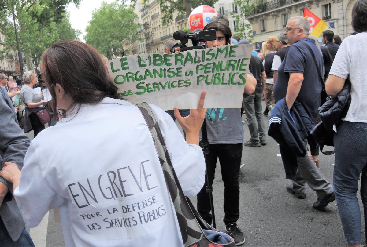 Pancarte le libéralisme organise la pénurie des services publics