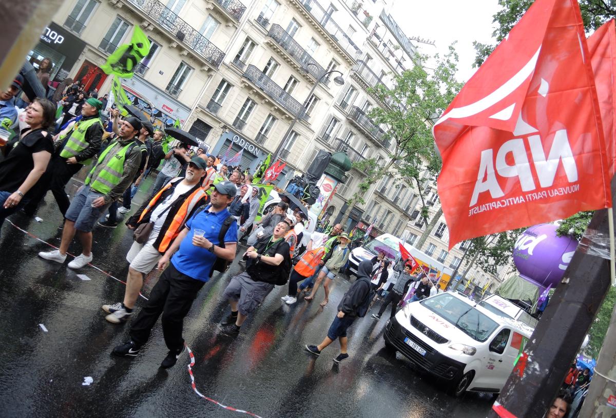 Fin du cortège Cheminots Sud rail sous la pluie le 22 Mai