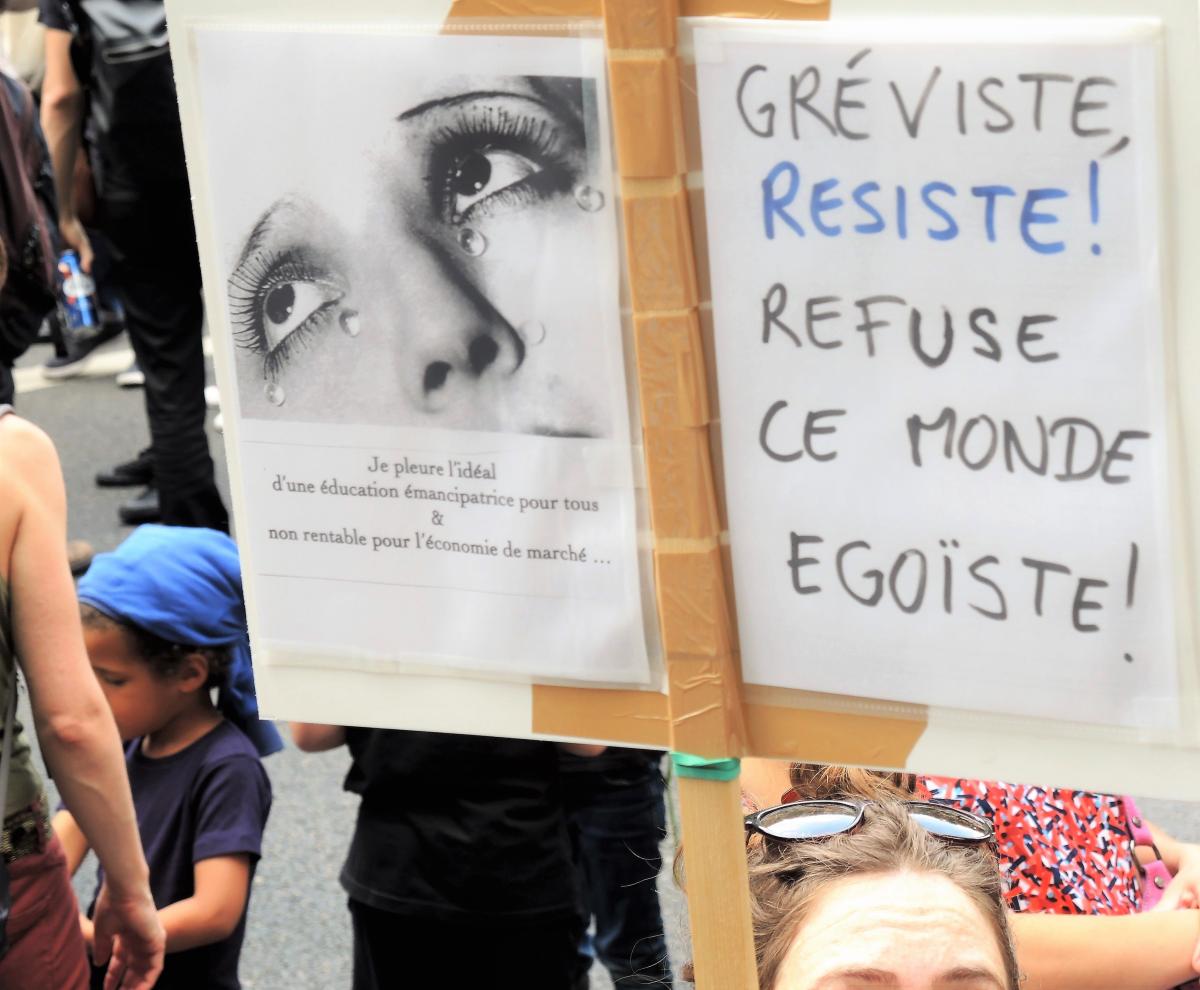 Pancarte gréviste résiste refuse ce monde egoïste!
