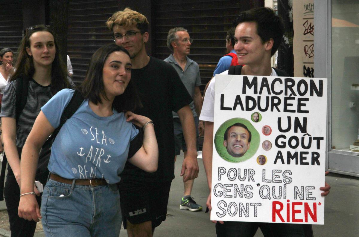 Pancarte Macron Ladurée Un goût amer pour les gens qui ne sont rien