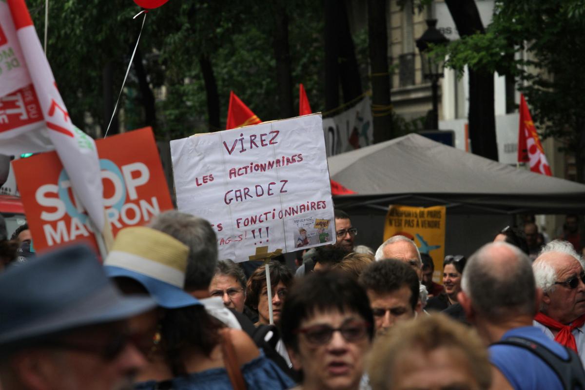 Pancarte Virez les actionnaires Gardez les fonctionnaires