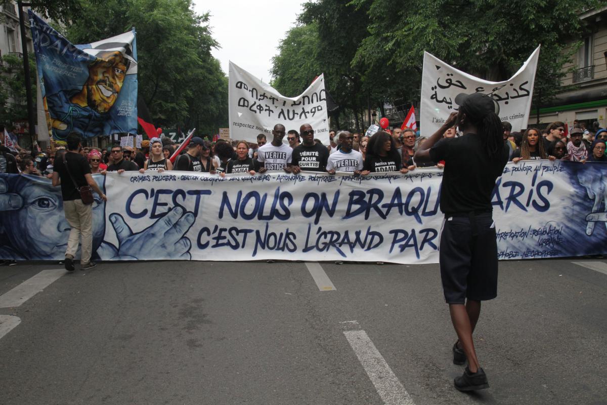 Cortège justice pour Adama, Vérité pour Curtis, en tête de manifestation