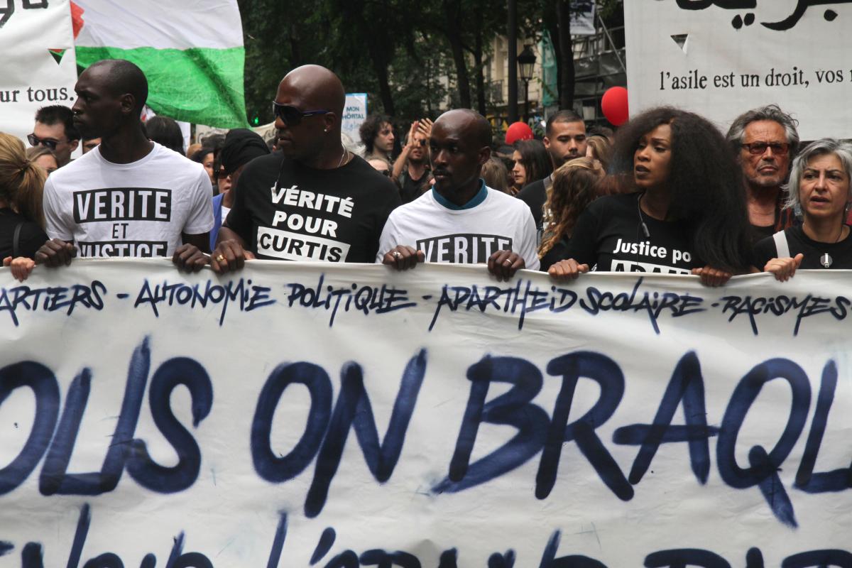 Cortège justice pour Adama, Vérité pour Curtis, en tête de manifestation