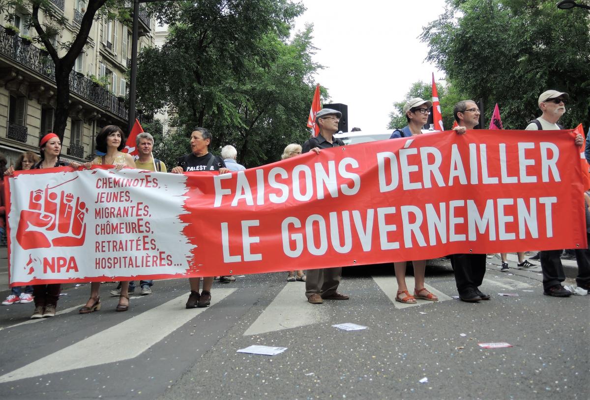 Cortège Npa banderole Faisons dérailler le gouvernement