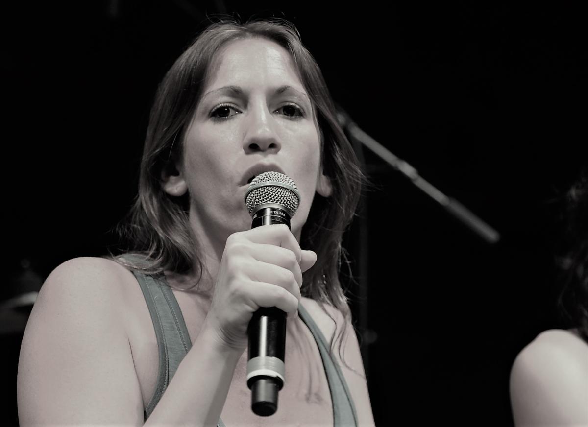 Laura Syndicaliste Cheminote Sud Rail de gare du nord en grève au meeting Mai 1968-2018