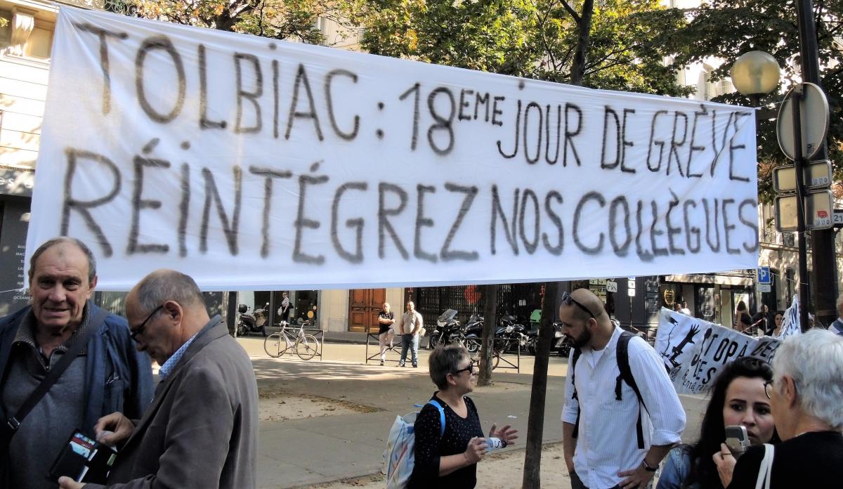 Banderole Tolbiac 18em jour de grêve réintégrez nos collègues