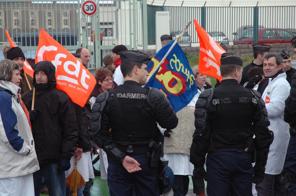 Les personnels de psychiatrie en grève face aux gardes mobiles