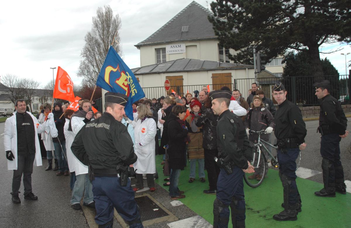 Les personnels grèvistes de psychiatrie face aux gardes mobiles