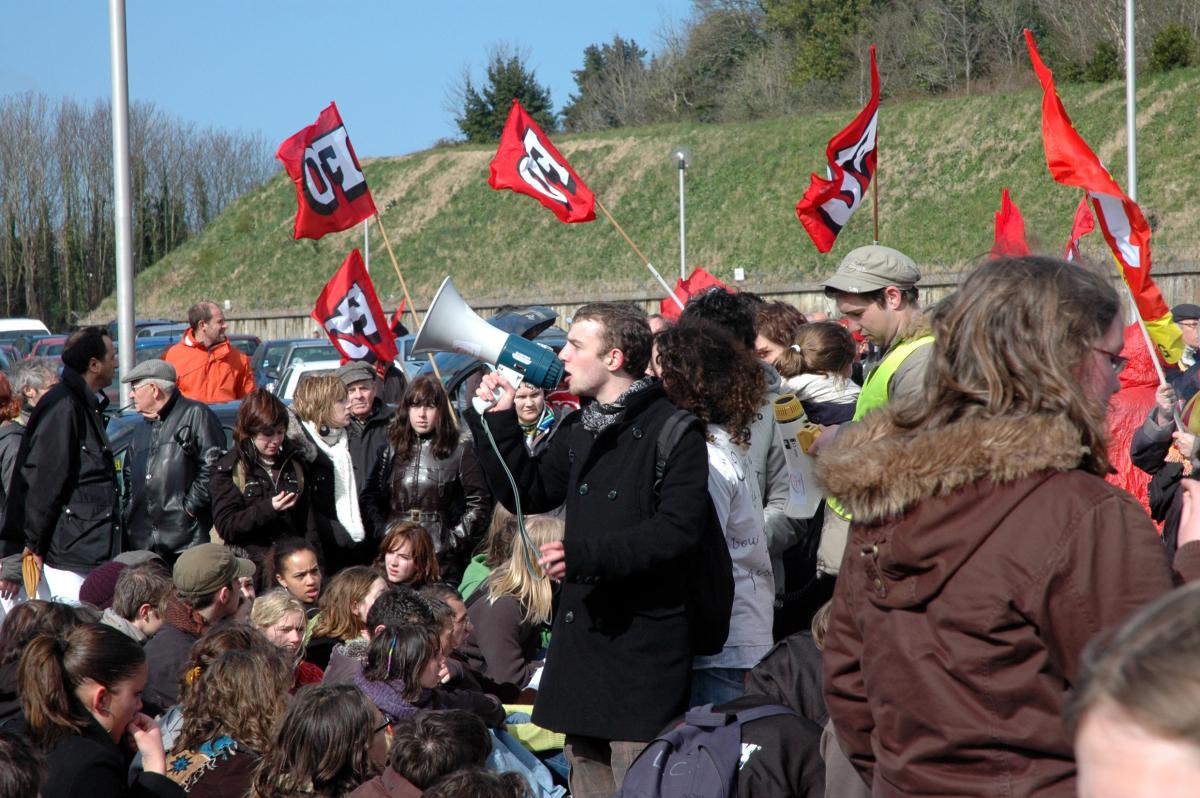 Rassemblement devant l'entrée de l'arsenal de Cherbourg
